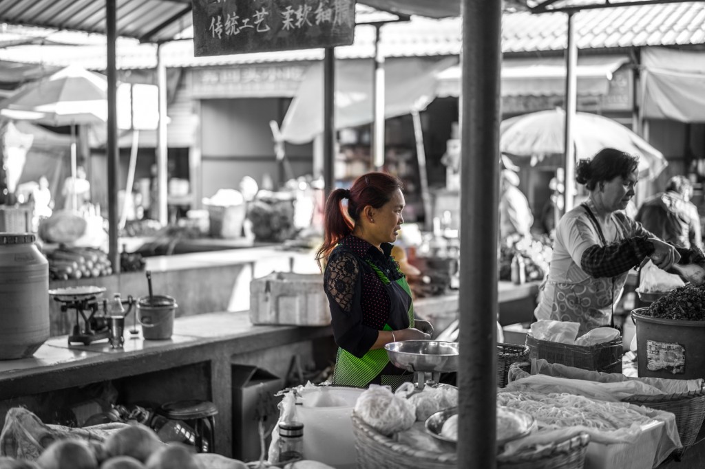 Eine Angehörige der islamsichen Hui Minderheit verkauft Nudeln an ihrem Stand auf dem Xizhou Morgenmarkt