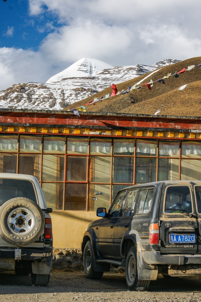 Der Blick auf dem Kailash mit unseren Transportmitteln und der unterkunft, die natuerlich sehr einfach ist 