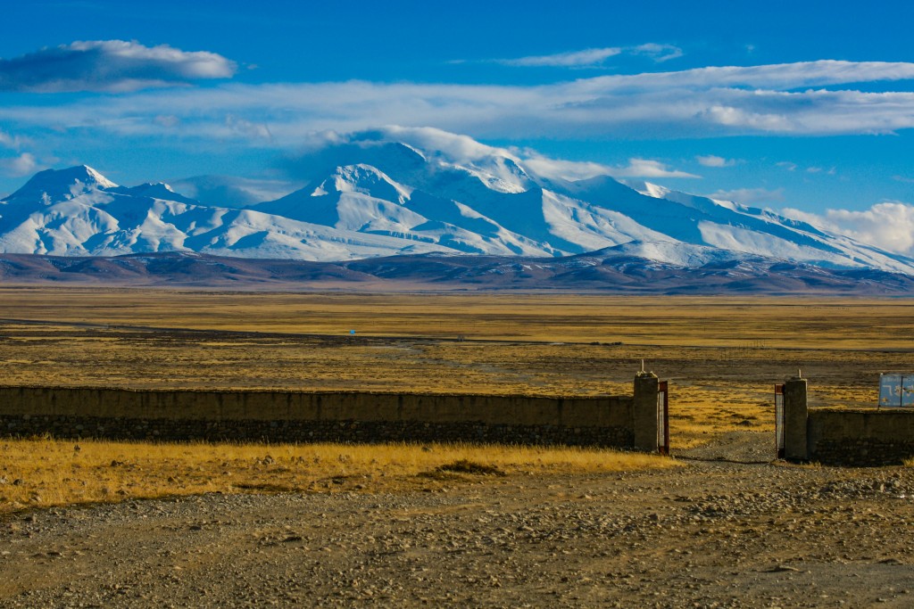 Blick von Darchen auf die 7694 Meter hohe Gurla Mandata / Memo Nani