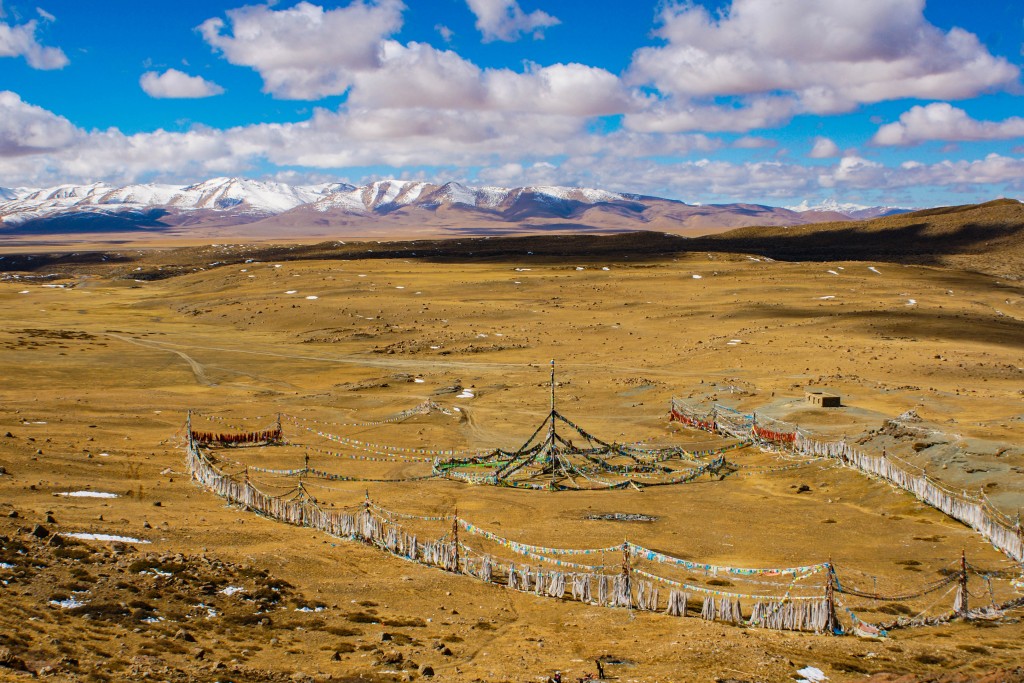 Blick von der Sky Burial Site in Richtung Süden mit dem Saga Dawa Platz im Vordergrund