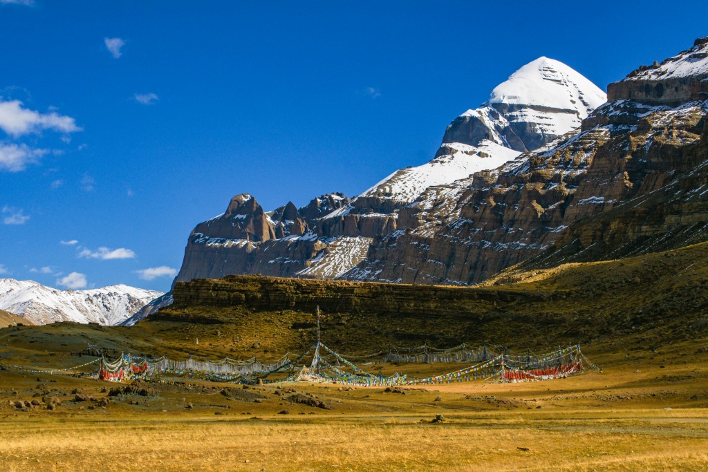 Die Saga Dawa Site sieht man schon von weitem und sorgt in Kombination mit dem Kailash für ein stimmiges Bild 