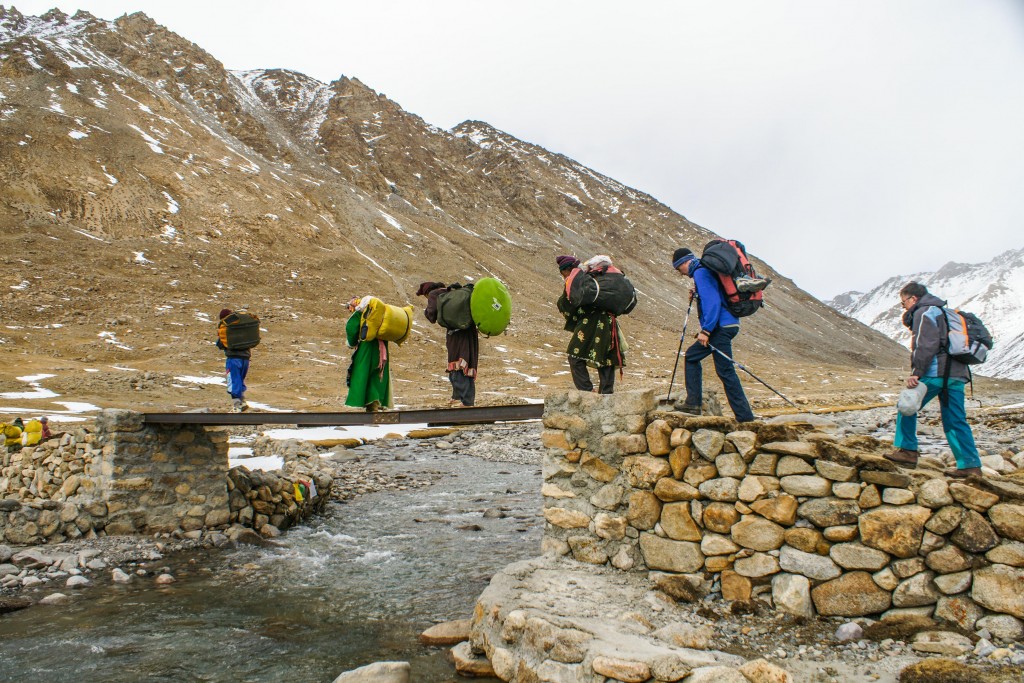 Der Weg führt auf der rechten SEite des Flusses entlang. Ganz zum Schluss überquert man diesen dann um zum Drirapuk Kloster zu gelangen. Wir waren zu viert in der Gruppe plus vier Träger, alles in allem waren wir sehr leicht unterwegs