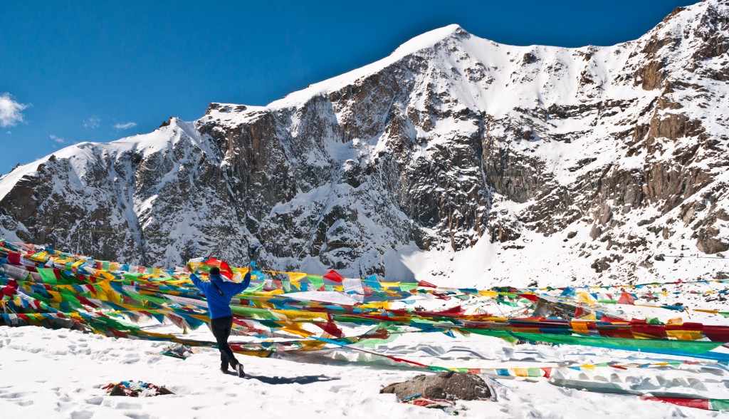 Das Mitbringen und Aufhängen von tibetischen Gebetsfahnen ist ein Muss