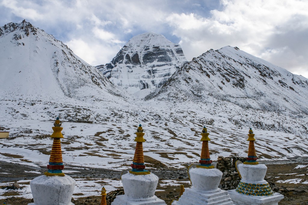 Sicht auf die Kailash Nordwand vom Drirapuk Kloster mit den Stupas im Vordergrund