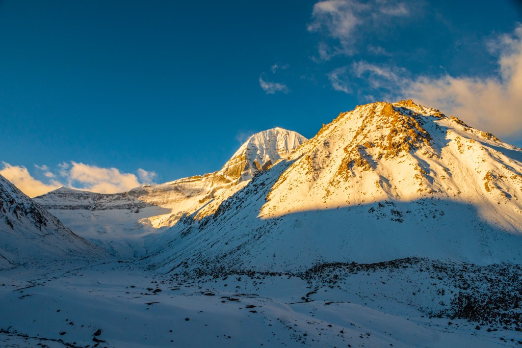 Der Anstieg beginnt gleicht nach dem Drirapuk Kloster. Es empfiehlt sich das ganze gemächlich anzugehen