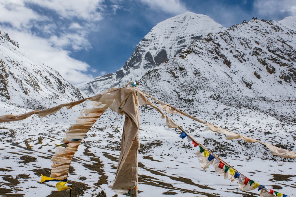 Kurz vor dem Drirapuk Kloster dann das erste Mal Sicht auf die Nordwand des Kailash