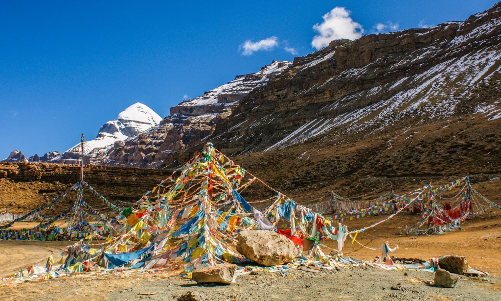 Die Saga Dawa Site mit dem Kailash im Hintergrund, Am Neujahr wird der Pfosten errichtet und gibt Hinweise wie sich das kommende Jahr entwickelt 