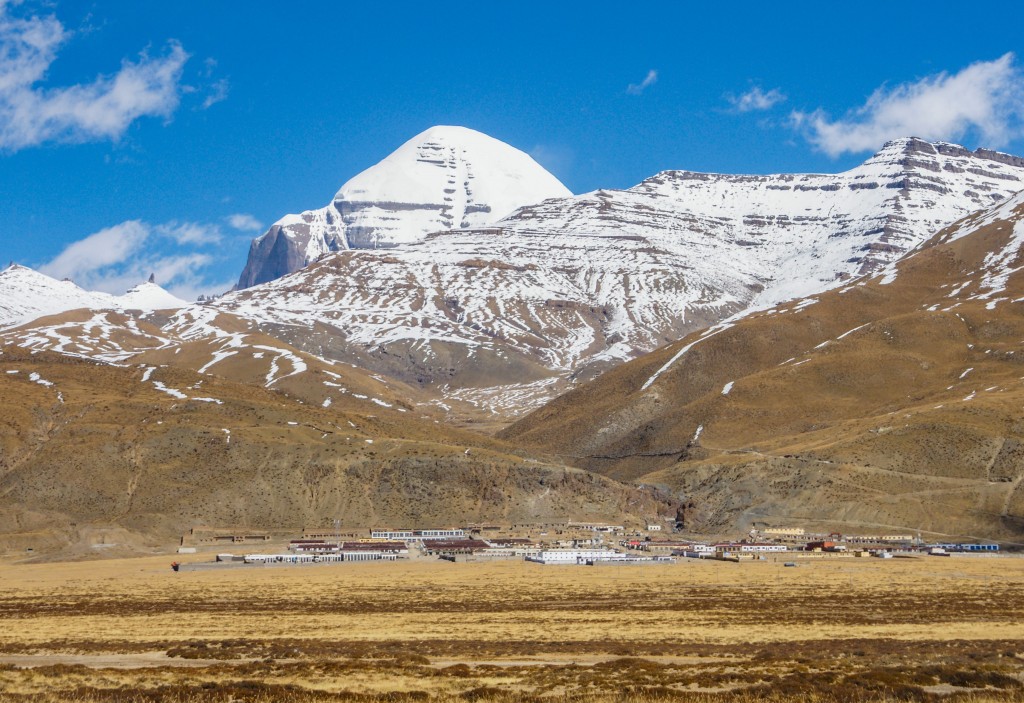 Der Kailash mit Darchen im Vrodergrund