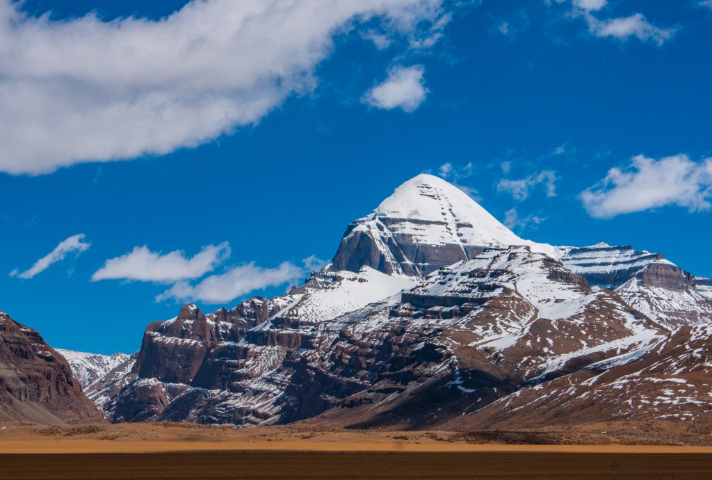 Sicht auf den Kailash mit dem westlichen Tal, durch das man am ersten Tag zur Drirapuk Gompa marschiert