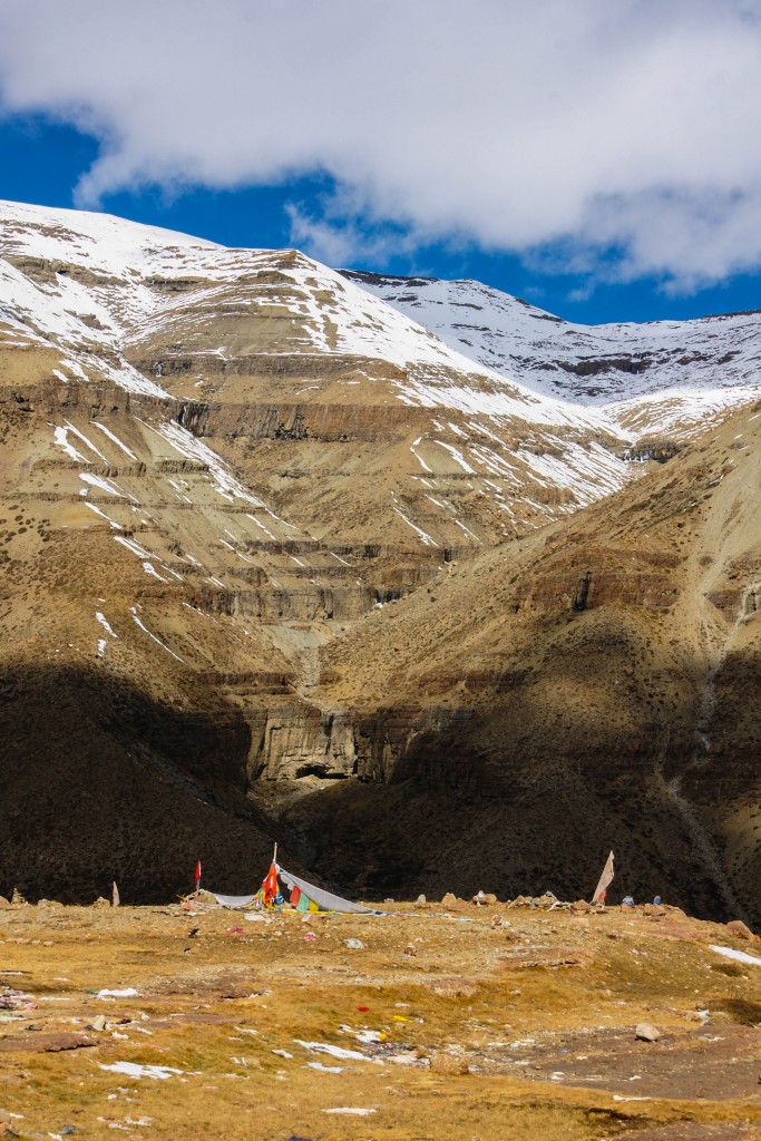 Im Vordergrund die Himmelsbegräbnisstätte auf einem Plateu oberhald des Saga Dawa Platzes