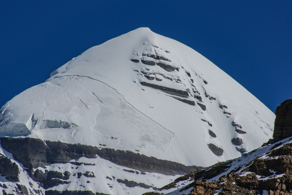 Der Gipfel des Kailash mit der Südseite und seinem markanten Couloir. Auf der linken Seite ist der frische Anriss eines ziemlich breiten Schneebrettes zu sehen. 