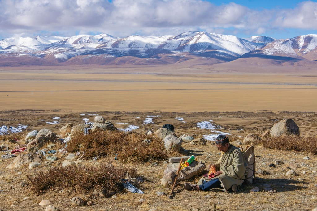 Ein tibetischer Pilger am Taleingang mit Blikc gegen Süden