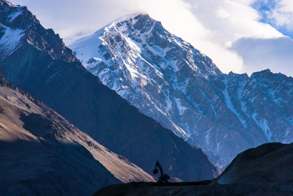Es gibt sicher Jobs mit schlechterer Aussicht als Baggerfahrer am Karakorum Highway