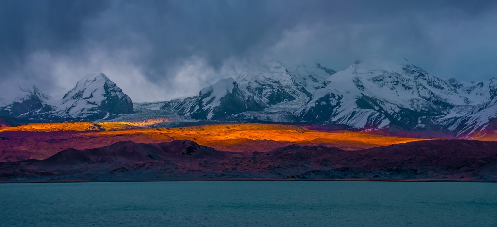 Für einen ganz kurzen Zeitpunkt riss ein Loch in der Wolkendecke auf und das Licht des Sonnenuntergangs fiel auf das benachbarte ufer und erleuchtete einen kleinen Teil des Gletschers. Eines meiner persönlichen Lieblingsbilder