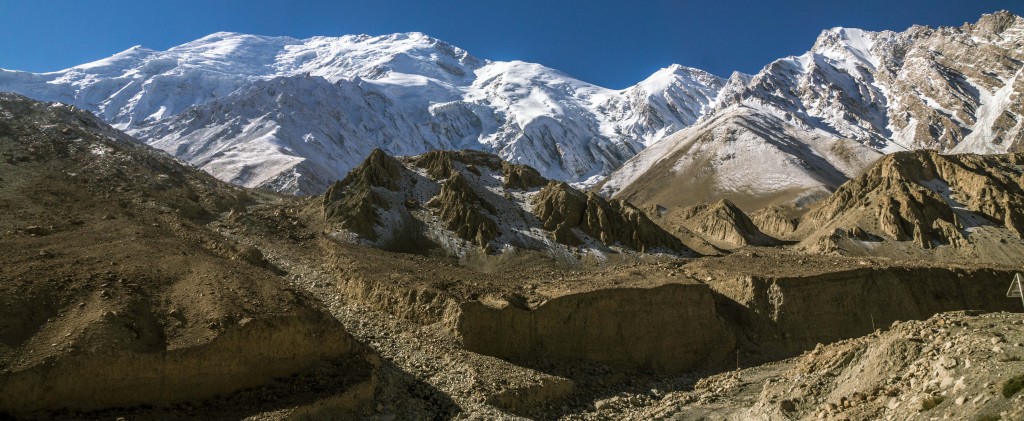 Spektakuläre Sicht auf die über dem Karakorum Highway thronenden 6000-er