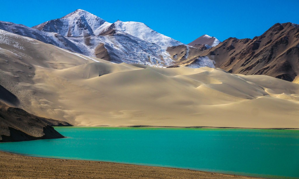 Xinjiang_Kashigar_Karakorum_highway_see_sandduenen_schneeberg