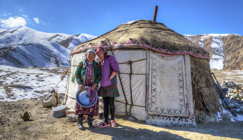 Mutter und Tochter der kirgisischen Minorität vor ihrer Yurte