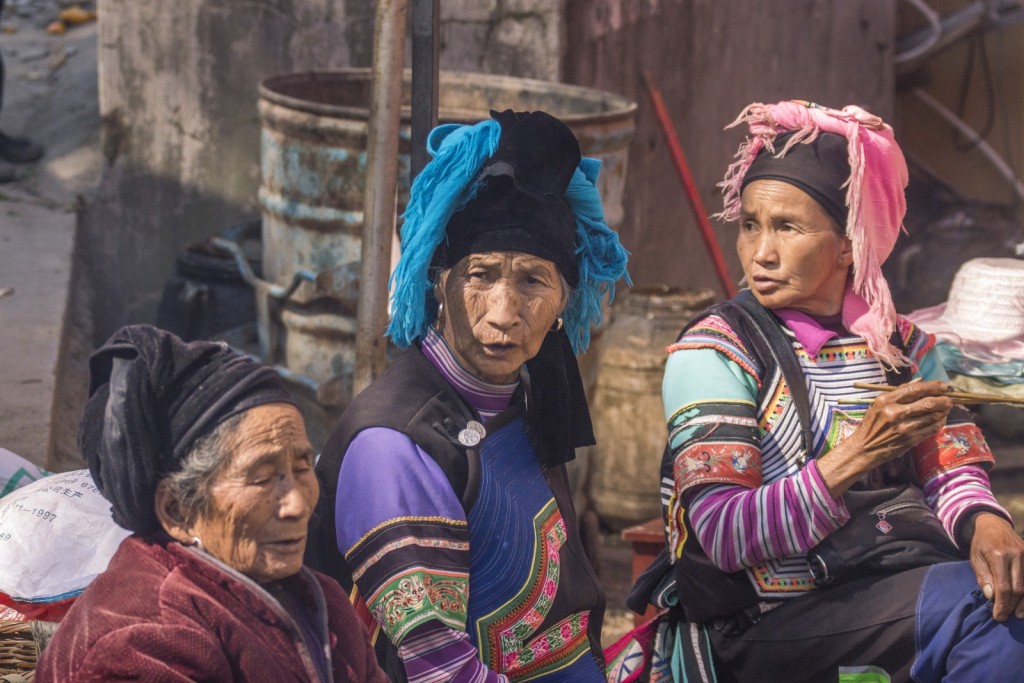 Drei Hani Frauen am Morgenmarkt von Shengcun in den Yuanyang Reisterrassen 