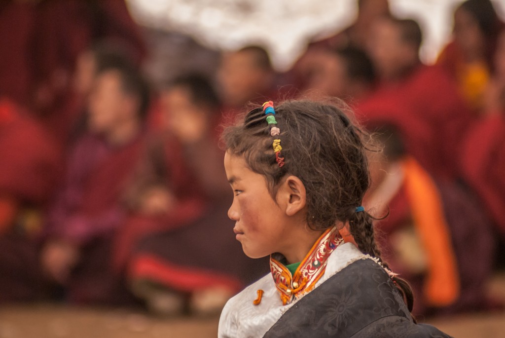 Eines meiner Lieblingsbilder der Reise. Dieses Mädchen hatte eine enorme Ausstrahlung. Als Frau in einem extrem chauvinistischen System wie dem tibetischen Buddhismus ist es auf keinen Fall einfach, gepaart mit der (v.a. früher) extrem hohen Kindersterblichkeit, der Höhe, Armmut und den generell sehr harten Lebensbedingungen. Auf der anderen Seite formt dies den Charakter und dieses junge Mädchen ist für mich Symbol der starken Tibetischen Frau. 