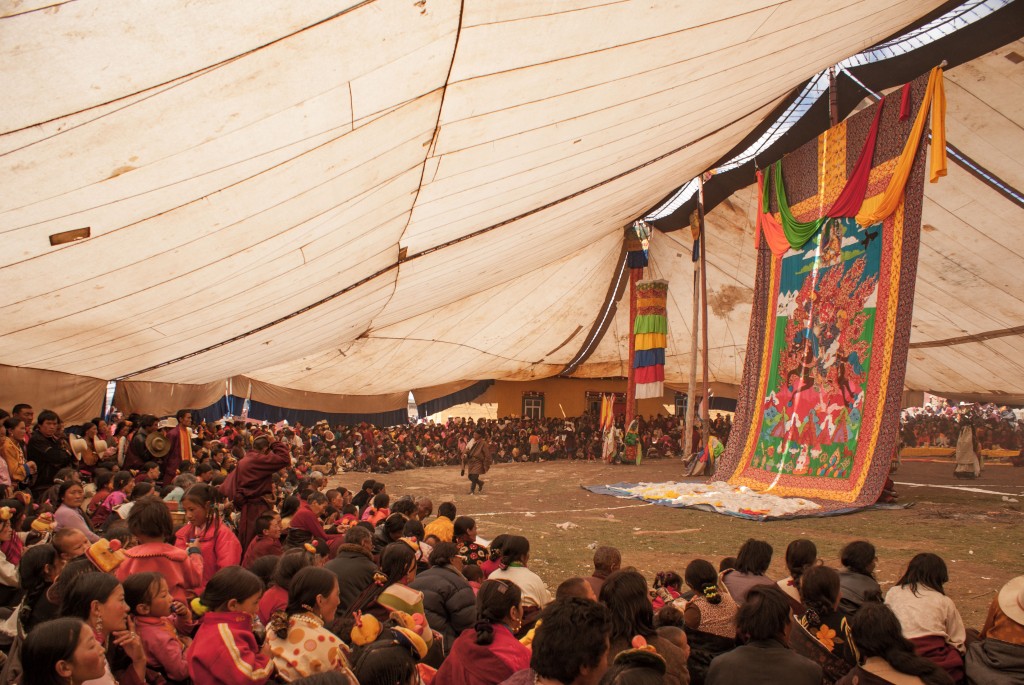 Das grosse Zelt bot Platz für mehrere Hundert Personen und wes war ein riesiger Tangka aufgehängt umd den die Mönche mit ihren Masken tanzten