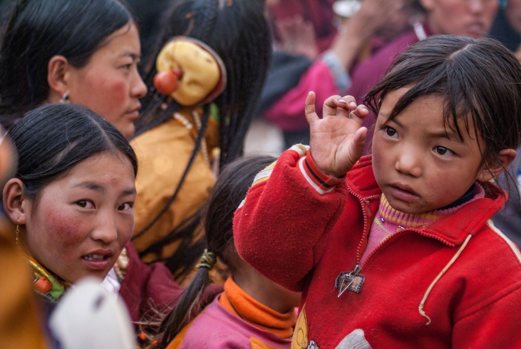 Die Kinder haben mittlerweile obligatorische Schulausbildung und der tibetische Klerus hat dieses Monopol an den Staat verloren. Dadruch ist der Weg für eine modernere und aufgeklärtere Gesellschaft gegeben. 