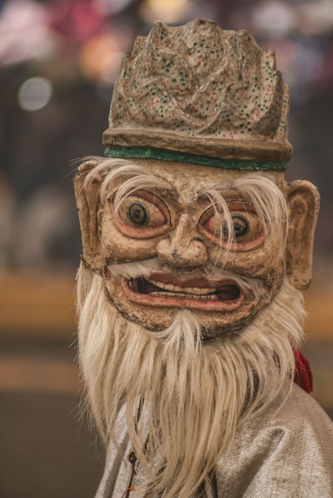 Mich fanszinieren die Masken und gewisse Gebräuche des tibetischen Buddhismus enorm. Auf der anderen Seite habe ich viel Mühe eine soziale Ader im ganzen System zu erkennen, da das ganze Reinkarnationskonzept und die Anhäufung von "gutem Karma" in meinen Augen extrem unterdrückend ist und v.a. den Ungelehrten, die in der Vergangenheit etwa 86-90% der Bevülkerung ausmachte, kaum eine Chance bot sich gegen die eklatante Ausbeutung eines archaischen Feudalsystem zu wehren.