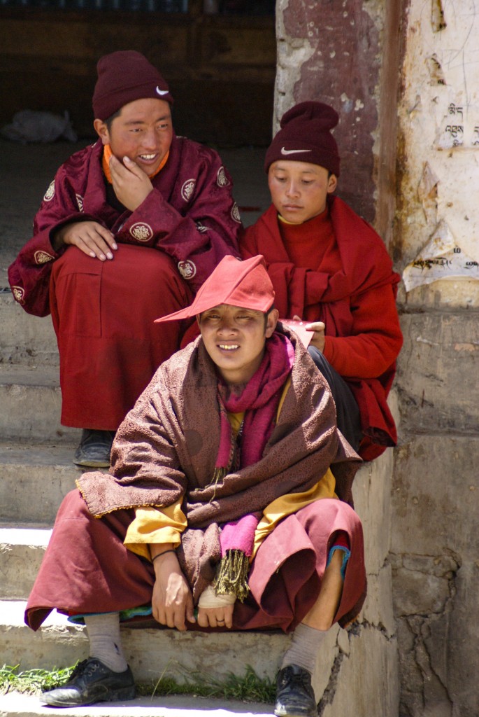 Wie schon erwähnt, der Nachwuchs des Klerus adaptiert sich meiner Meinung nach besser an den Modeströmungen als andere Reiligionen. Eine Chance für den tibetischen Buddhsimus sich vom archasichen in die Moderne zu entwickeln_ 