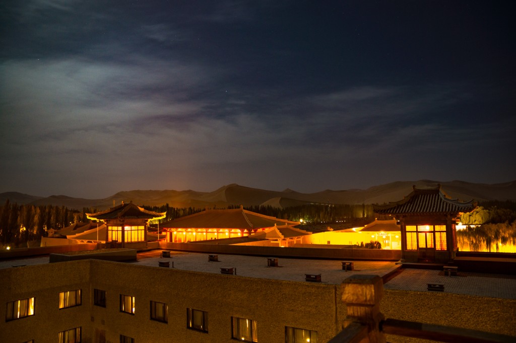 Sicht von der Terrasse des Dunhuang Silk Road Hotels in auf die nächtlichen Dünen