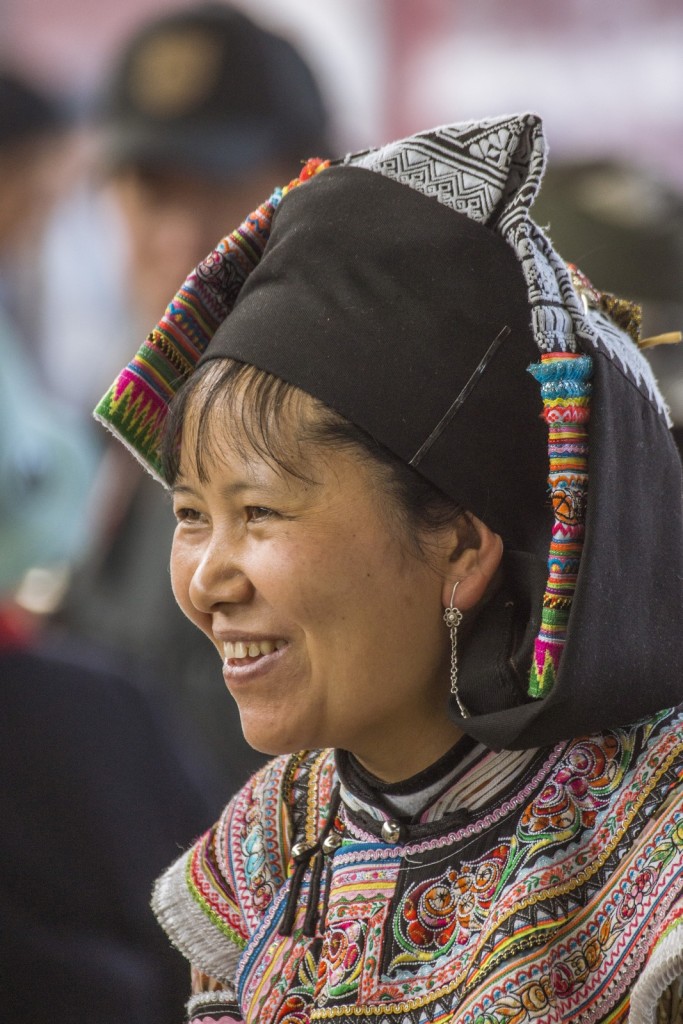 Portarit einer Hani Frau mit typischer Kopfbedeckung