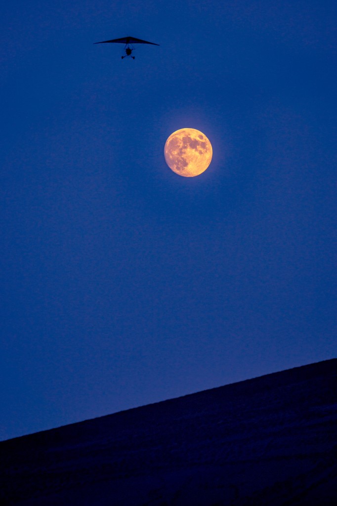 Ultraleichtsegler mit Vollmond