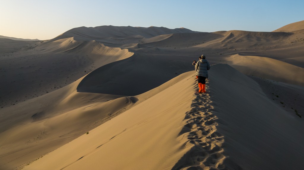 Eine Wanderung auf den Dünen von Dunhuang hat seinen Reiz 