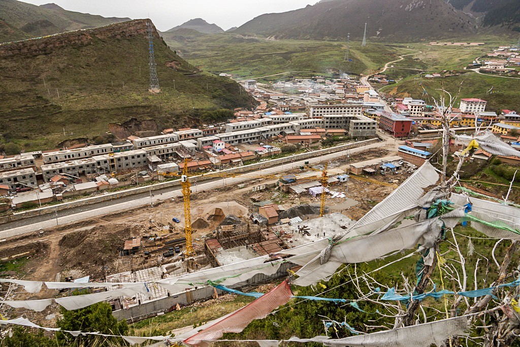 Die Baustellen in Langmusi ziehen sich v.a. nach Nordosten auf der Gansu Seite hin. Das Foto wurde im Mai 2015 aufgenommen