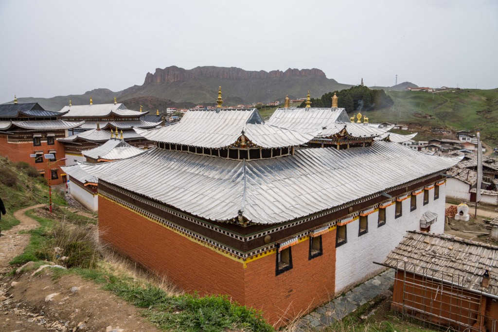 Die Dächer des Kirti Klosters sind in Silber gehalten. Allgemein hat man das Gefühl. dass der Kirti Gompa weniger finanzielle Mittel als dem Sertri Kloster zur Verfügung stehen