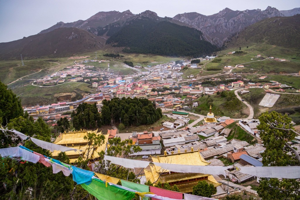 Langmusi_Sertri_Gompa_Gebetsflaggen_Langmusi_Huegel