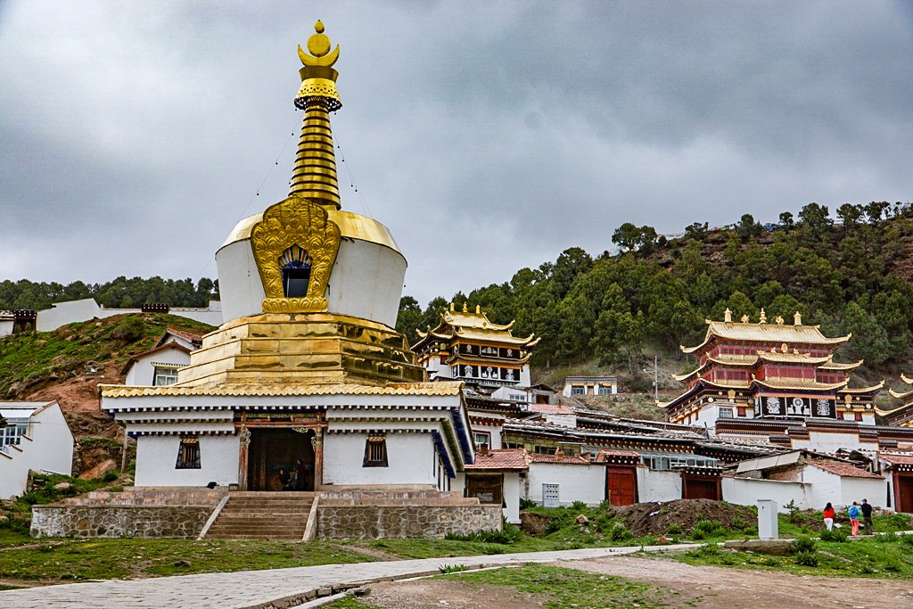 Die Stupa des Sertri Klosters mit der grossen Gebetsmühle im inneren