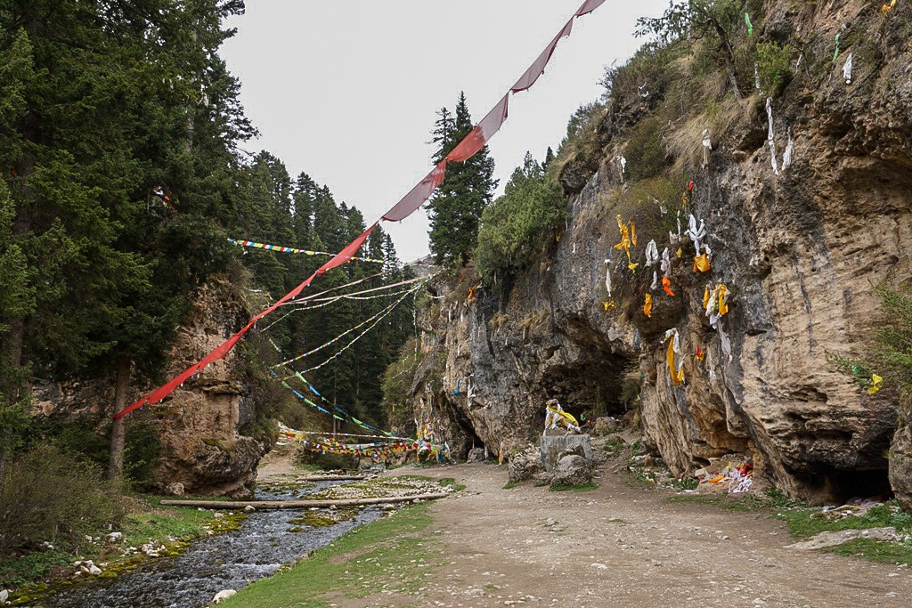 Der Taleingang mit der Tigerhöhle rechts