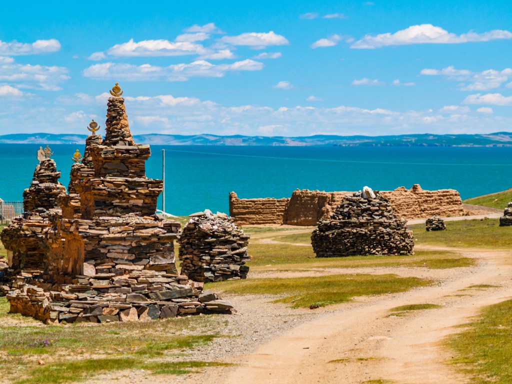 An den Seen sind eine Anzahl Klöster verstreut, hier eine Stupa aus Stein 