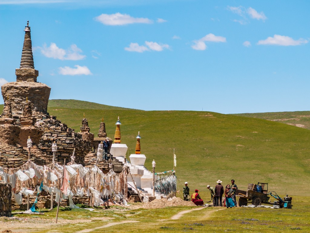 Ein paar einheimische Arbeiter beim verschönern der Steinstupa