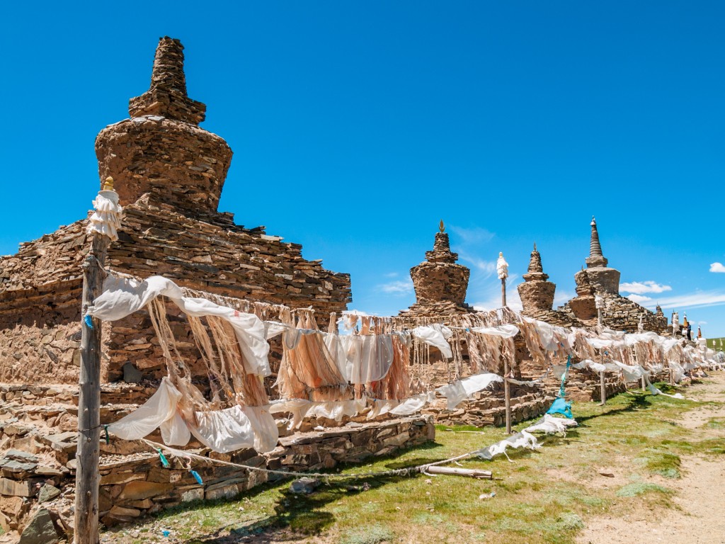 Steinstupas mit Gebetsfahnen dekoriert