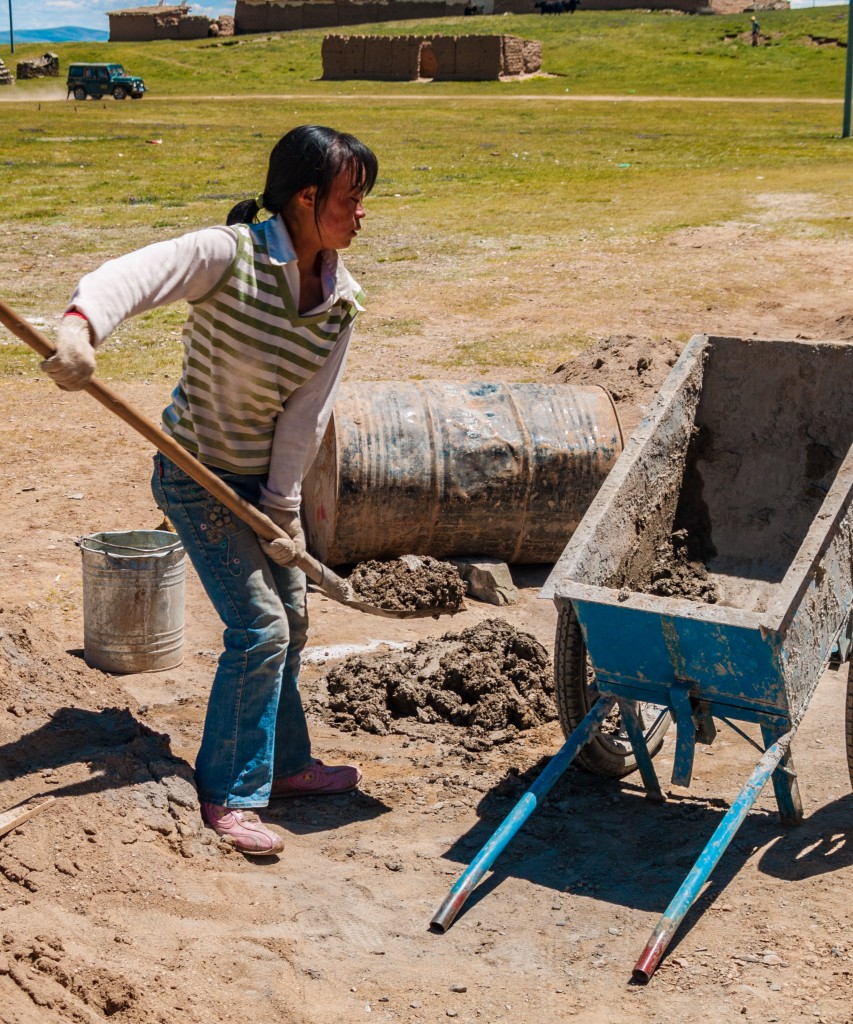 Nicht selten trifft man in China Frauen auf Baustellen an, die härteste körperliche Arbeiten verrichten