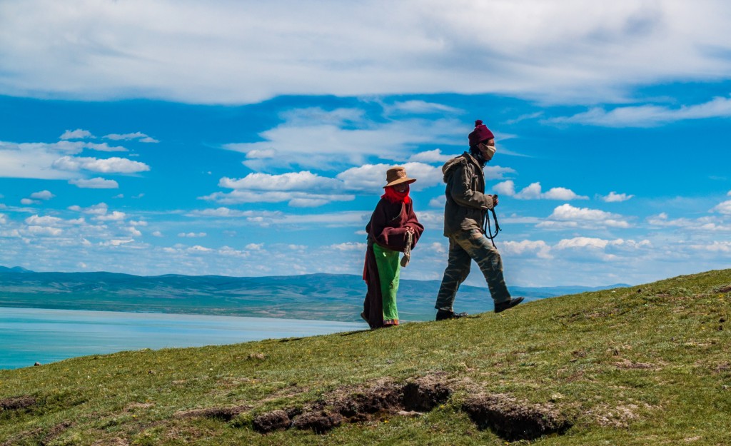 Ein tibetisches Paar auf dem Weg zu einer Pilgerstätte