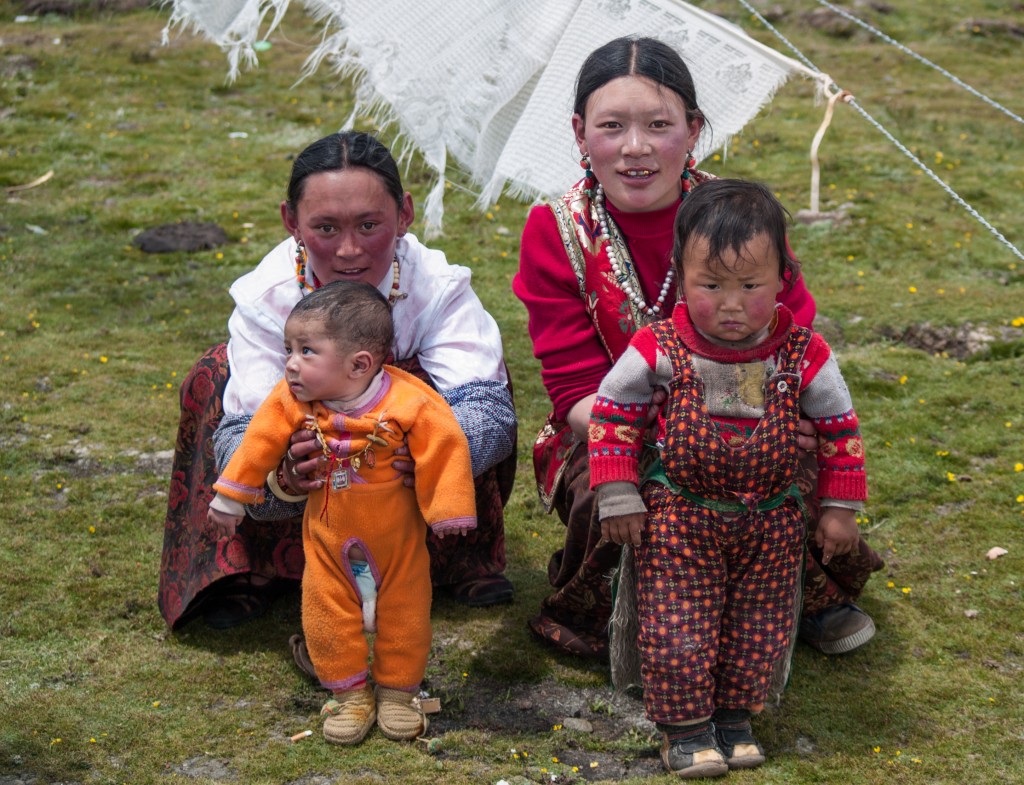 Unsere nomadischen Gastgeberfrauen mit ihren Kindern