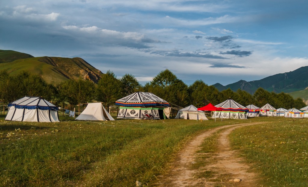 Die typischen Zelte der Tibeter, die sie für die Ünermachtung am Pferdefest benutzen