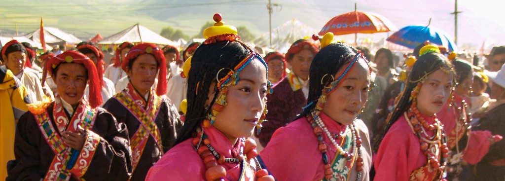 Junge Tibeterinnen in ihrer Tracht