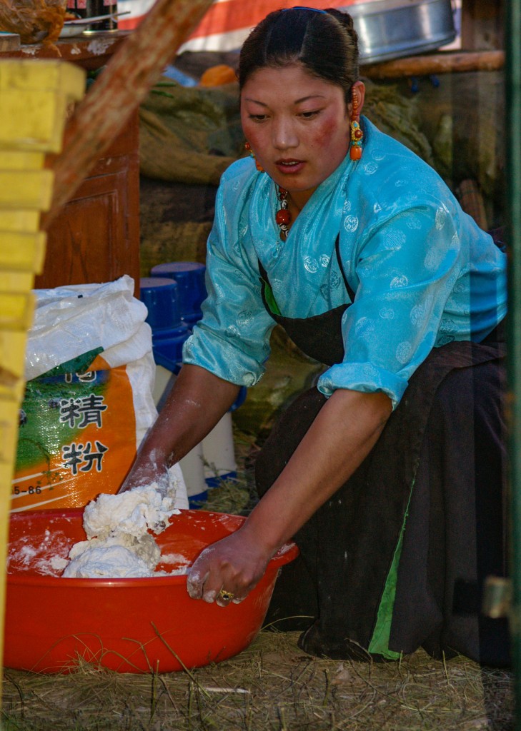 Die Wirtin "unseres" Zeltes beim Zubereiten von Momo (tibetischen Maultaschen)