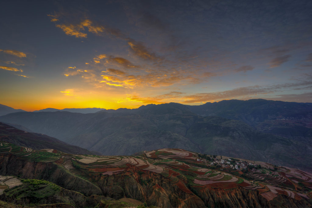 Kury vor Sonnenaufgang in Luoxiagou in den Dongchuan Redlands