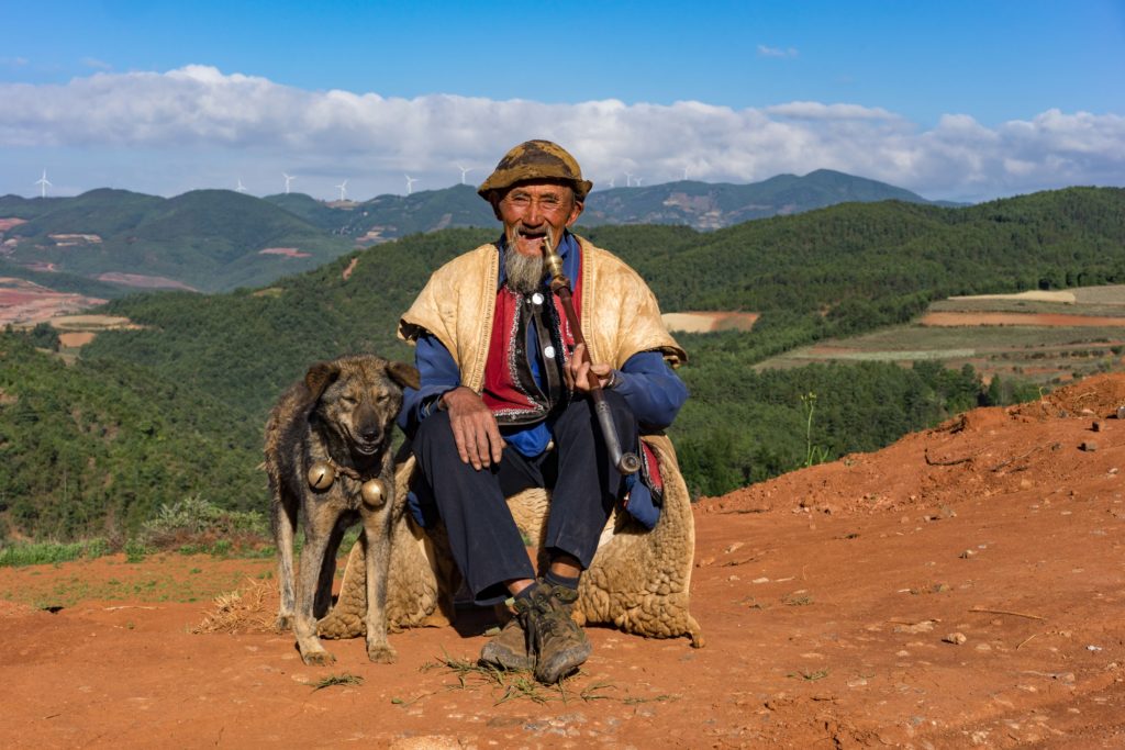 Lokaler Bauer mit Hund