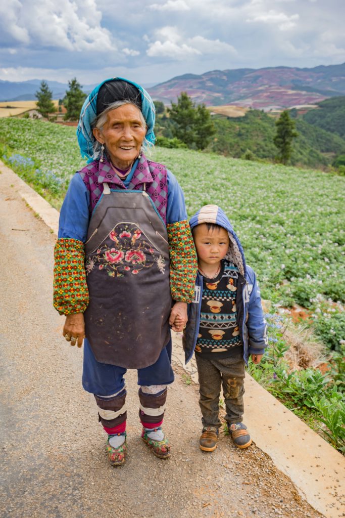 Bäuerin mit Enkelkind in der Nähe von Luosiwan