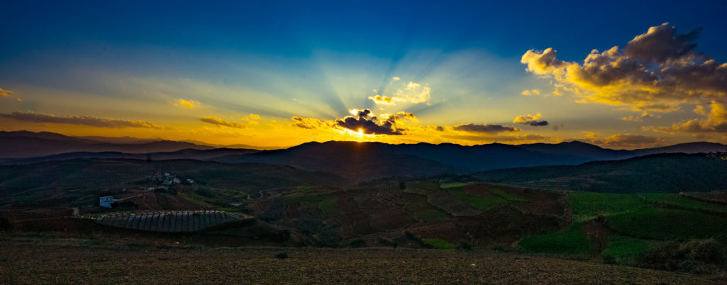 Yunnan_Dongchuan_Red_Lands_rote_erde_wafang_herbst_sonnenuntergang_sunset_panorama